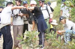 莱比锡重伤倒地，泰山全队围拢祈祷，场面感人